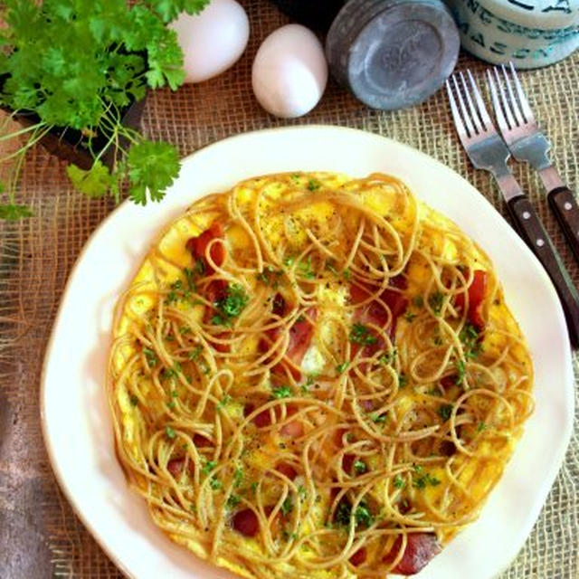 Spaghetti Bacon Egg Breakfastスパゲッティとベーコンのオープンオムレツ