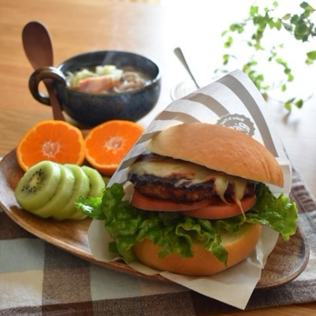 照り焼きチーズバーガーde朝ごはん。