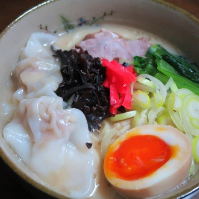 手作りのチャーシュー・煮玉子・わんたんで　豪華！おうち豚骨ラーメン。