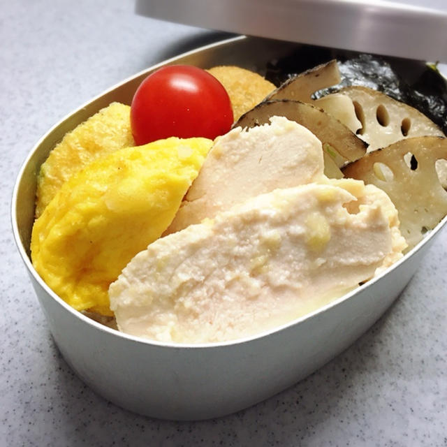 蒸し鶏とコロッケの簡単弁当。