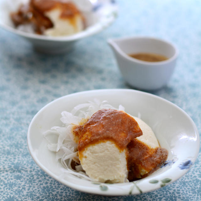 ごま黄身醤油でいただく冷奴。*かどや製油　新★香（かおり）ごまシリーズ！
