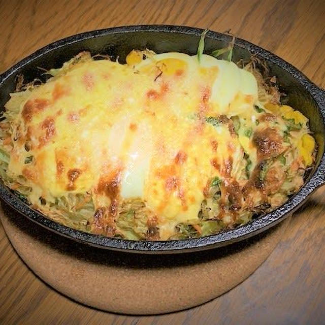 簡単すぎ♡スキレットで野菜サラダの巣ごもりたまごねぎ塩マヨ焼き　スパイス大使