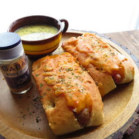 【レシピ】スパイシーチーズホットドッグ【GABANあらびきガーリック使用】
