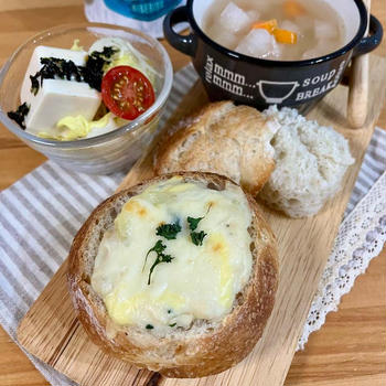 具沢山ホワイトソースが詰まったグラタンハードパン
