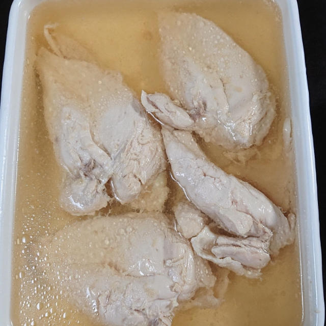 低温調理の鶏ムネ肉とつまみ