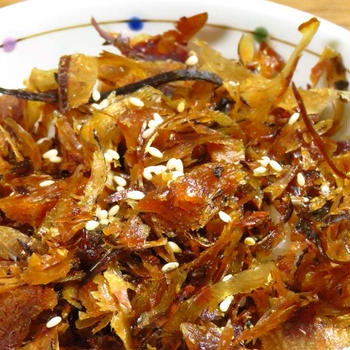 マルトモの煮干し削っちゃいましたのだしがらに、さきたらを加えたふりかけは、やっぱ……。