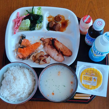 朝ご飯は7時半　焼き鮭とミートボールとポタージュ