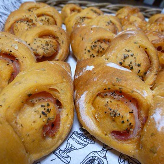 トマト生地でベーコンエピを焼きました！