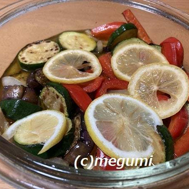 冷蔵庫の野菜でトマト豚キムチ＆ベジタブルマリネ　庭のバラとカモミールを食卓に飾りました(^^♪