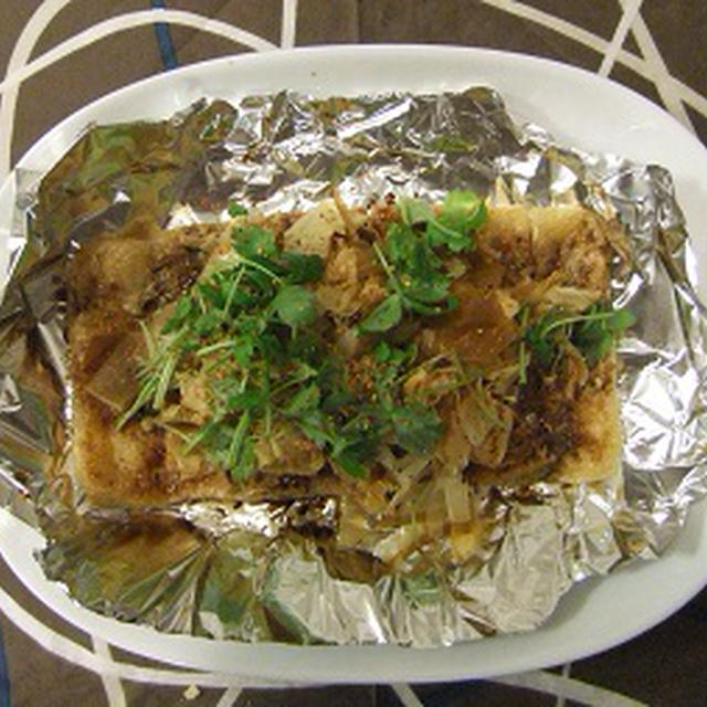 お揚げを焼く。手作りの器。