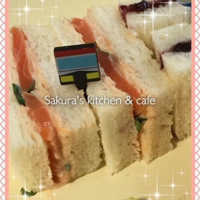 手まり寿司の次は☆スモークサーモンでサンドイッチ