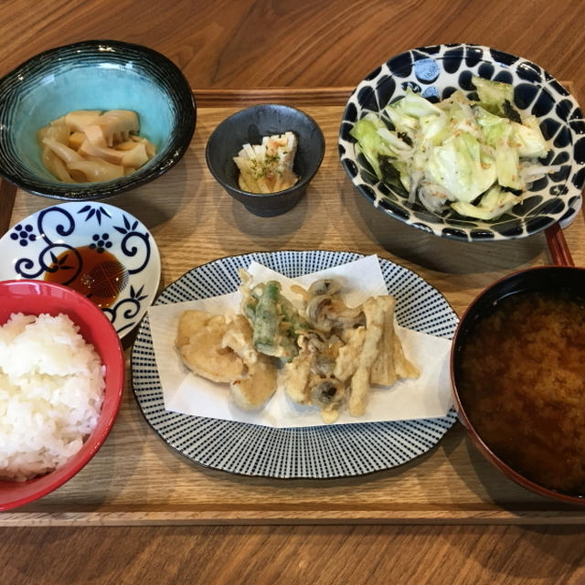【献立】野菜天ぷら、たけのことこんにゃくの煮物、長芋ポン酢、キャベツのチョレギサラダ、大根のお味噌汁