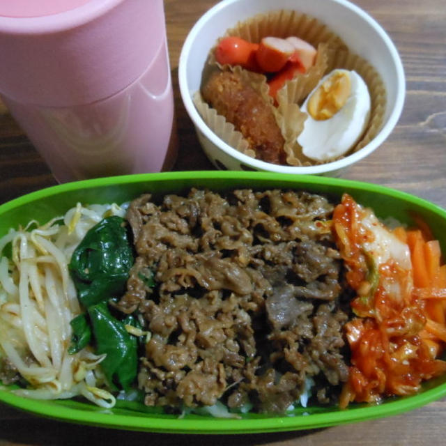 今日のお弁当と、イチゴ味のグロス。
