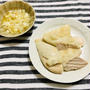 骨付きもも肉で、葱ソース添えの茹で鶏
