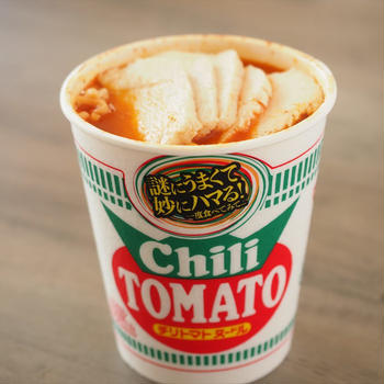 謎にうまくて妙にハマるチリトマトヌードルを自家製サラダチキンとたまごで美味しくアレンジ