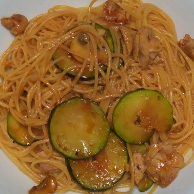 鶏肉とズッキーニのトマトパスタ