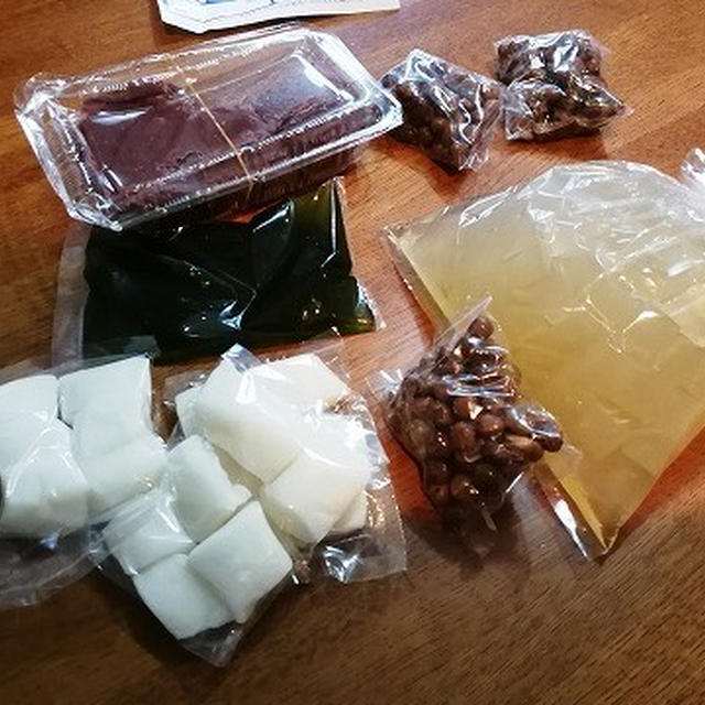 今日のおやつ♪　店先で寒天を切ってくれる「てん屋のあんみつ」