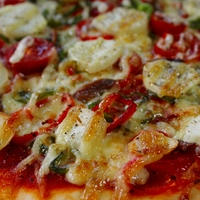 ワイルドなニンニクタップリピザ・市販のピザをボリュームアップ