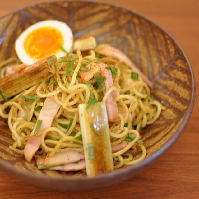 五香粉香る　焼きネギとチャーシューの焼きそば