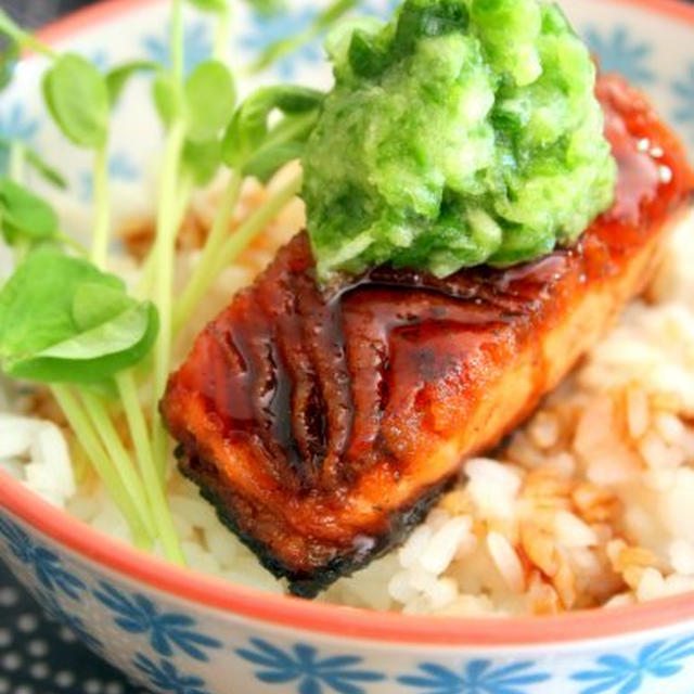 Salmon Rice Bowl with Cucumber Sauce緑酢添え鮭の丼