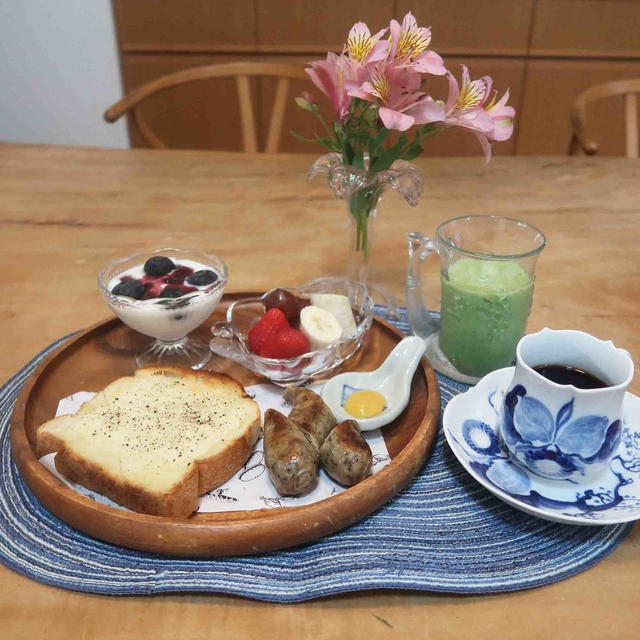 チーズトーストの朝食と　【１００円】しょうゆ焼きそば♪