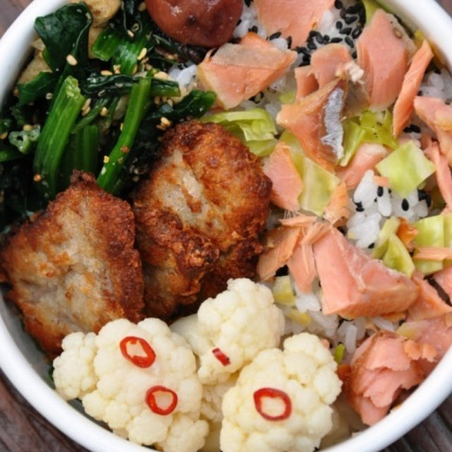 ほぐし鮭とキャベツの浅漬けの混ぜご飯弁当とラブ注入。