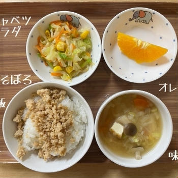 幼稚園の給食（鶏そぼろ）