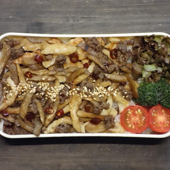 電子レンジで簡単★ごま油香る♪ごぼうとちくわとひき肉の甘辛和え丼弁当【2024/7/24のパートナーの相棒のボリューミーお弁当】【#お弁当】【2081個目】