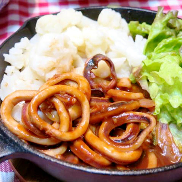 今日の晩ご飯/スキレットで作る、辛旨簡単「いかチリソース煮」と、「小松菜と厚揚げの炊いたん」