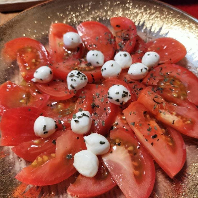 冷やしトマト　モッツァレラパールのせ　ほぼ切っただけです