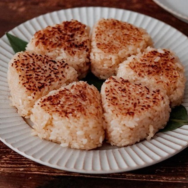 炊飯器のカピカピご飯救済！炊いたご飯で作る簡単焼きおにぎり♡