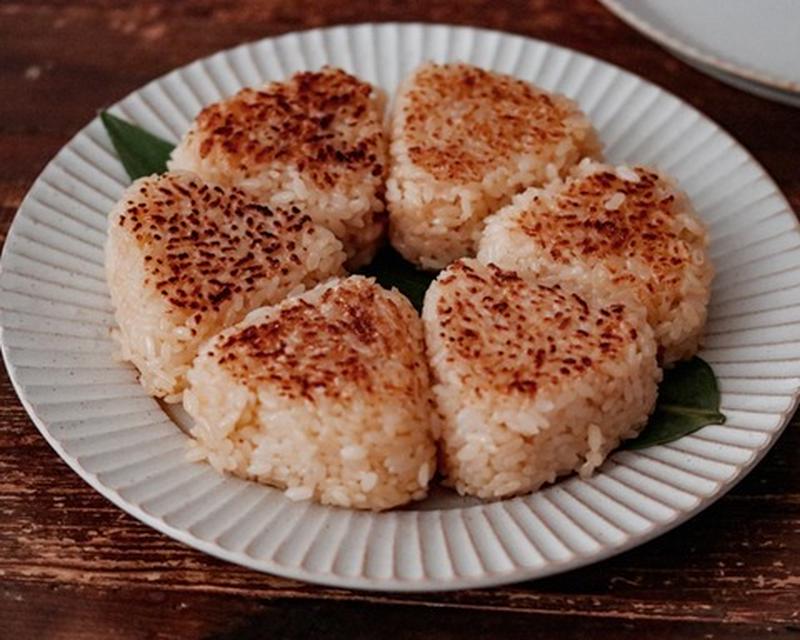 炊飯器のカピカピご飯救済！炊いたご飯で作る簡単焼きおにぎり♡