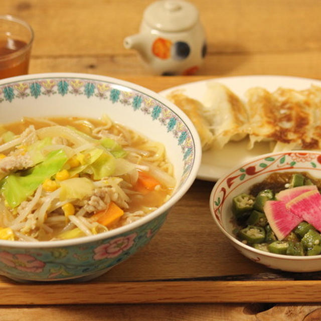 肉も野菜もこれ一杯！肉野菜炒めたっぷりのせ味噌ラーメン献立