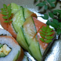 きゅうりとサーモンの裏巻き寿司