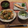 鶏と野菜の黒酢あんと鮭の西京焼きの晩ご飯と　ヤブデマリの花♪