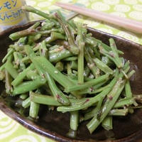 お箸が止まらない♪　モロヘイヤの茎のガーリックレモン炒め