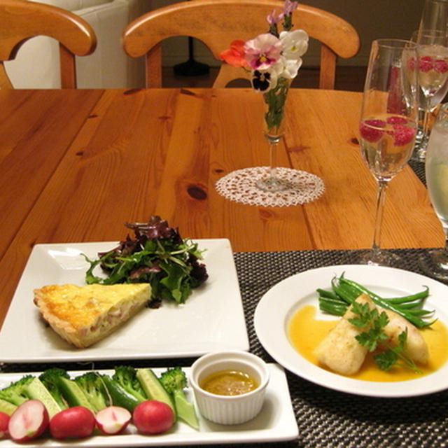 キッシュロレーヌのある夕食２種と、春の庭の「ヴィーナスの罠」？