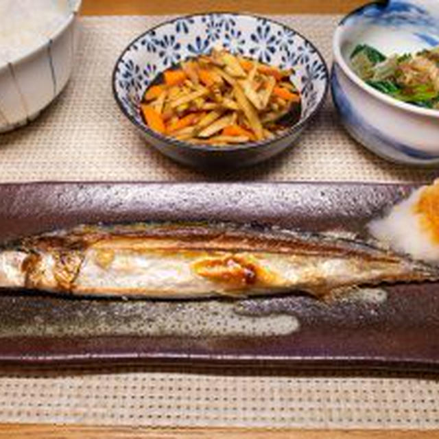秋刀魚の塩焼き、きんぴらごぼう、小松菜のおひたし、基本の食事