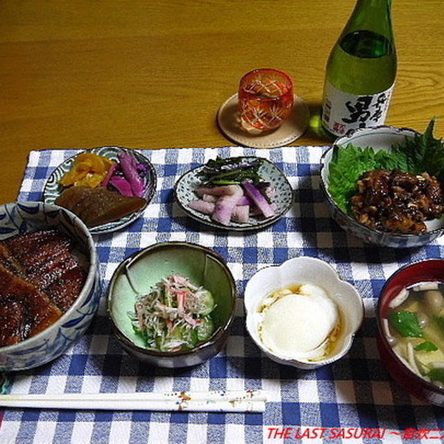 【夕食】鰻丼・鰻のきも焼き・きゅうりとじゃことかにかまの酢の物…