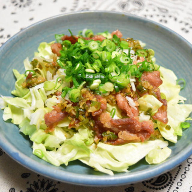 春キャベツとカリカリ豚肉のねぎたっぷりホットサラダ。旬の春キャベツをたっぷり食べられるおつまみ。