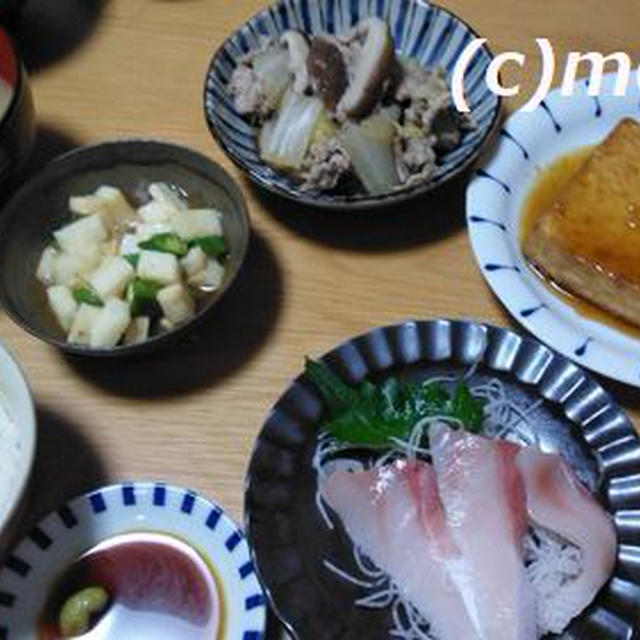 白菜と豚肉の煮物、ぶりの刺身、厚揚げのポン酢生姜がけ、長芋とオクラの柚子ポン酢和え、味噌汁