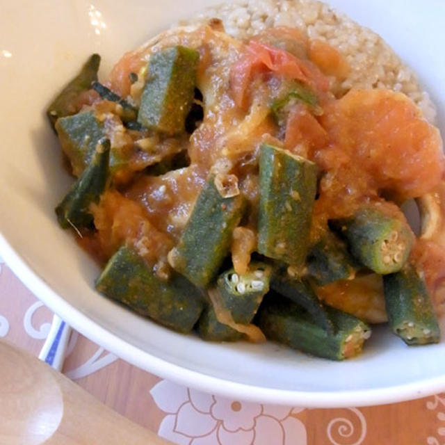 車麩でオクラとトマトのルクエカレー