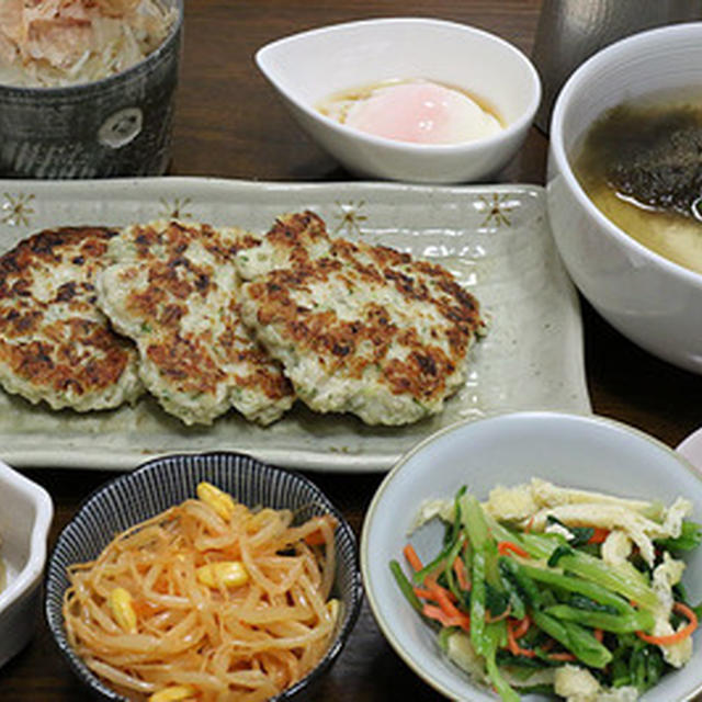 「梅しそ鶏ハンバーグ」がメインの晩ご飯
