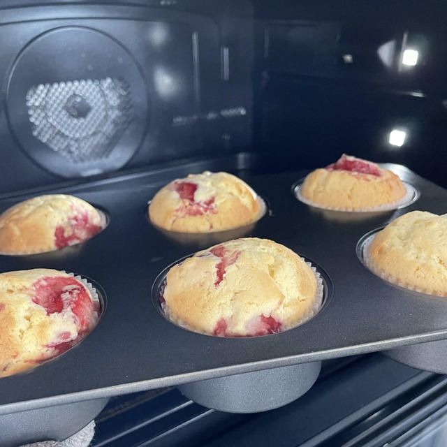 家事をしながらのお菓子作り🍓完熟いちごで作る【いちごのチーズケーキマフィン】