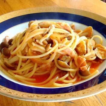 新玉ねぎとしめじとソーセージのトマトチーズパスタ