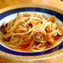 新玉ねぎとしめじとソーセージのトマトチーズパスタ