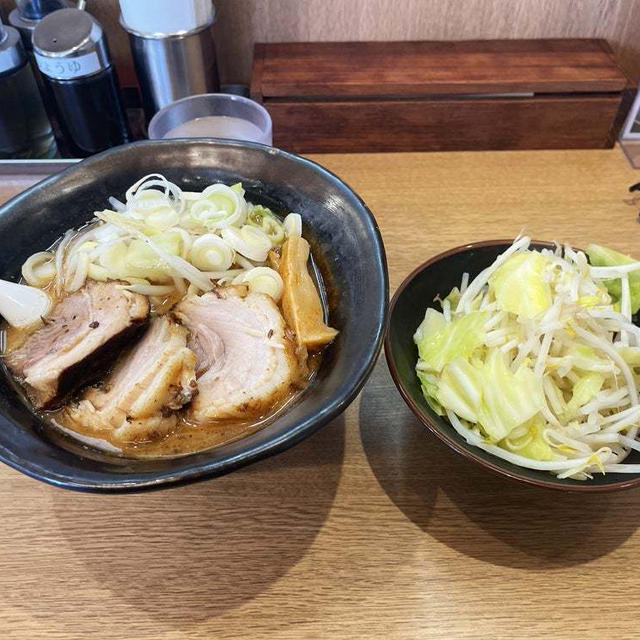 魚介味噌らーめんの大盛を麺かためで啜る 〜野菜まし・チャーシュー＋1枚バラ〜