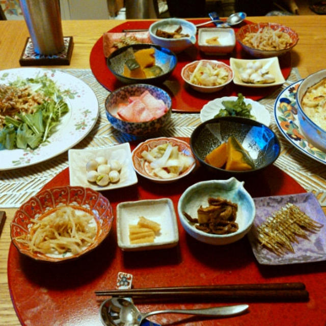 カニカマたまごグラタンとエスニックチキンサラダと小鉢色々で晩酌