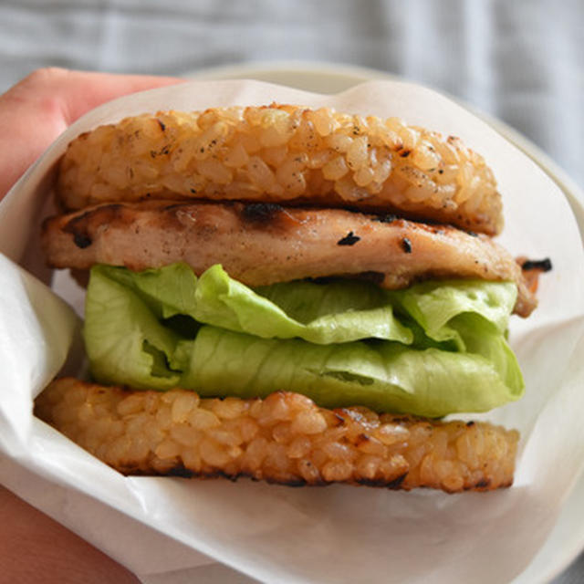 和風グリルチキンのライスバーガー。鶏むね肉が柔らかジューシーで食べ応え抜群。