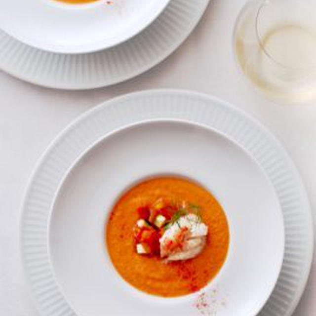 オレンジトマトの冷製スープ、カニ仕立てSOUPE GLACEE DE TOMATES ORANGES AUX CRABES